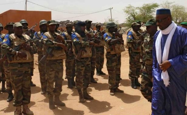 Le Mali va mener une « guerre » aux «terroristes», au lendemain de combats meurtriers à Kidal  - ảnh 1
